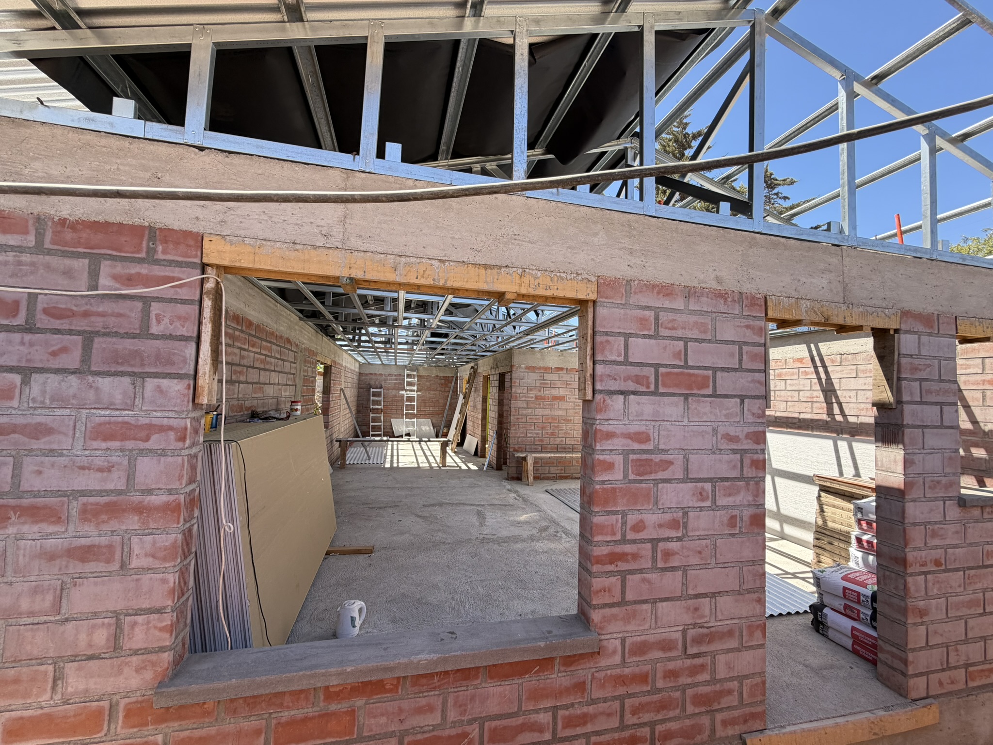 Estructura de madera durante una inspección de obra