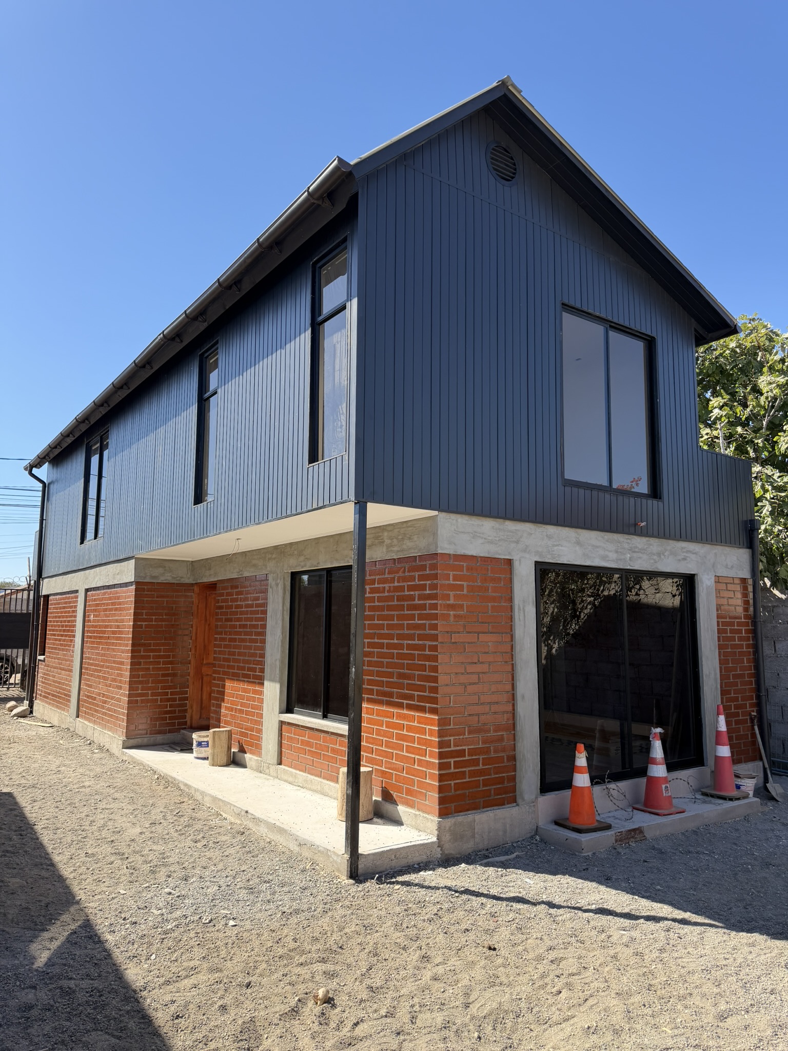 Vivienda de dos pisos en etapa de avance